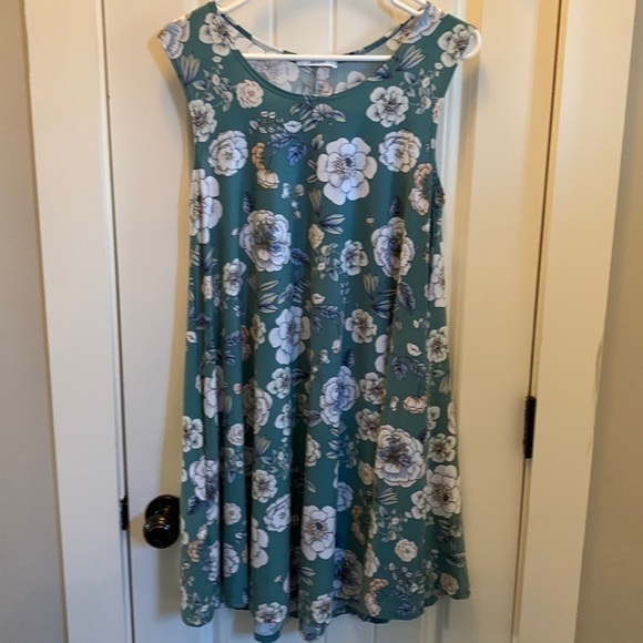 Tres Bien Dresses & Skirts - TRES Bien green/cream/blue floral sleeveless dress with pockets size medium